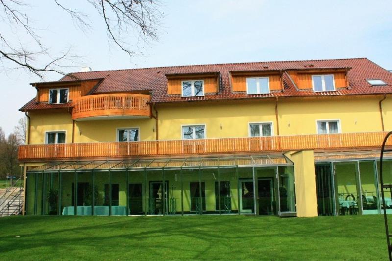 Bayerisches Landhaus Hotel บีเลอเฟล์ด ภายนอก รูปภาพ